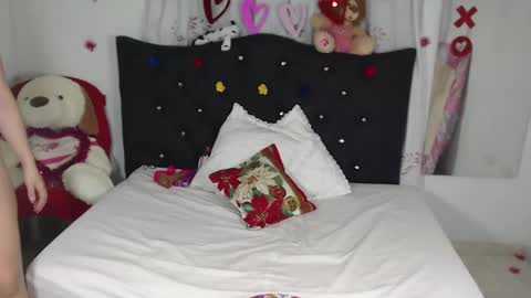 nikol_winick online show from February 16, 5:37 am