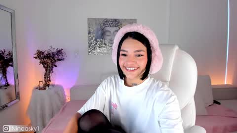 Snapshot of ninaa_sky chatting on February 19, 12:33 pm    online show from February 19, 12:33 pm