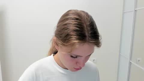 ninarihh online show from September 11, 11:55 am