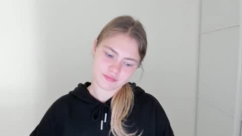 ninarihh online show from October 31, 11:10 am