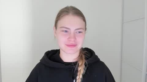 ninarihh online show from October 18, 11:25 am