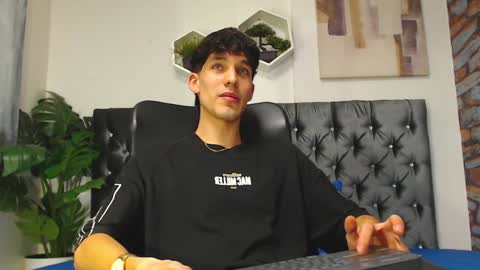 Snapshot of noah_brigth chatting on December 13, 12:42 am Noah Brigth online show from December 13, 12:42 am