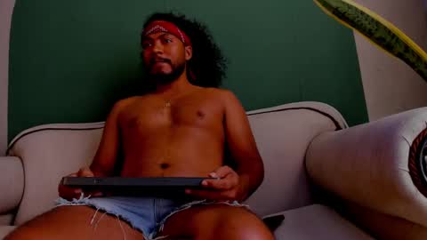 Snapshot of noah_jones__ chatting on March 8, 7:20 pm Noah online show from March 8, 7:20 pm