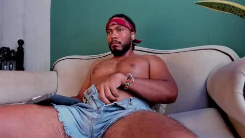 Snapshot of noah_jones__ chatting on February 15, 8:22 pm Noah online show from February 15, 8:22 pm