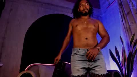 Snapshot of noah_jones__ chatting on February 18, 1:10 am Noah online show from February 18, 1:10 am