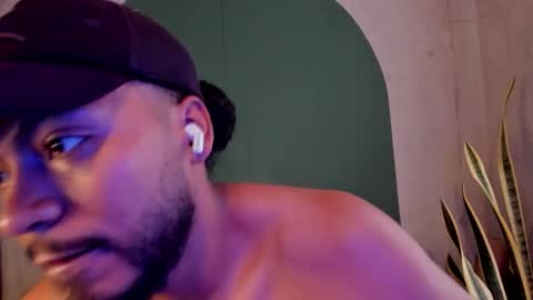 Snapshot of noah_jones__ chatting on October 27, 10:21 pm Noah online show from October 27, 10:21 pm