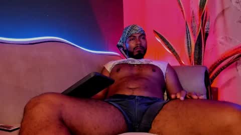 Snapshot of noah_jones__ chatting on February 11, 2:03 am Noah online show from February 11, 2:03 am