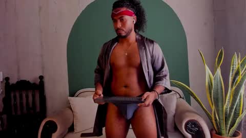 Snapshot of noah_jones__ chatting on February 27, 4:32 pm Noah online show from February 27, 4:32 pm