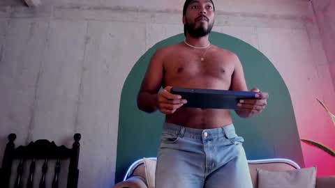 Snapshot of noah_jones__ chatting on February 2, 5:59 pm Noah online show from February 2, 5:59 pm