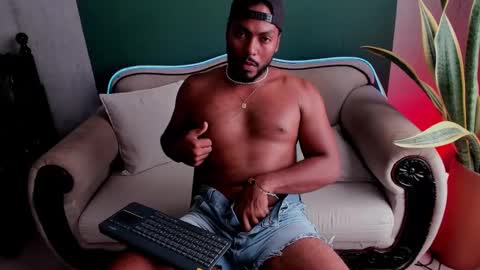 Snapshot of noah_jones__ chatting on February 2, 9:02 pm Noah online show from February 2, 9:02 pm