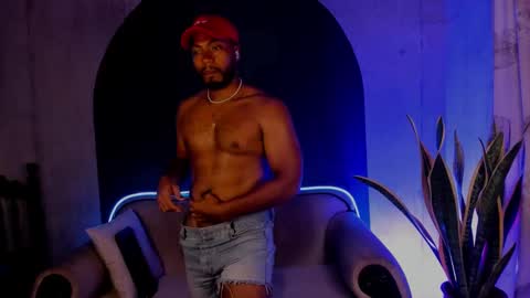 Snapshot of noah_jones__ chatting on March 1, 3:43 am Noah online show from March 1, 3:43 am