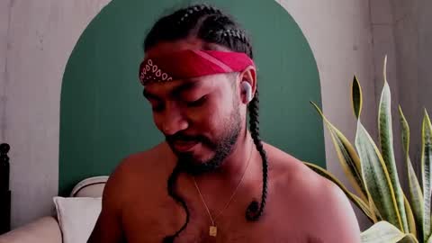 Snapshot of noah_jones__ chatting on February 14, 9:43 pm Noah online show from February 14, 9:43 pm