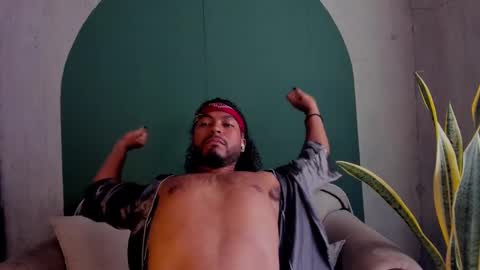 Snapshot of noah_jones__ chatting on February 27, 7:37 pm Noah online show from February 27, 7:37 pm