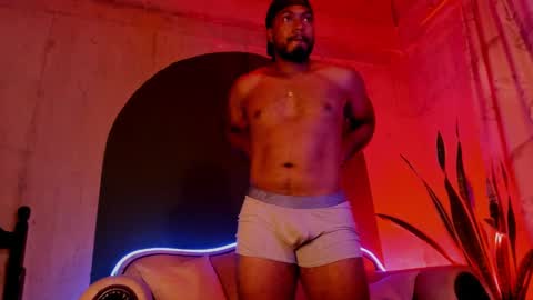 Snapshot of noah_jones__ chatting on February 7, 11:55 pm Noah online show from February 7, 11:55 pm