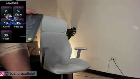 Snapshot of noahcrux chatting on January 30, 12:48 pm Noah online show from January 30, 12:48 pm