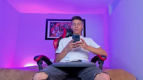 noahh_sky online show from April 24, 3:19 am