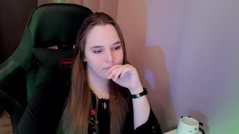 noir_ember_ online show from November 16, 1:46 pm