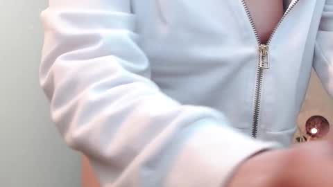 noreen_ online show from December 17, 3:16 pm