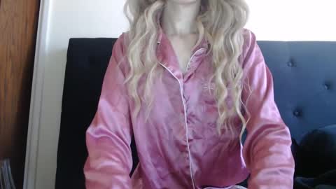Snapshot of novafrey chatting on October 5, 4:47 pm Olivia online show from October 5, 4:47 pm
