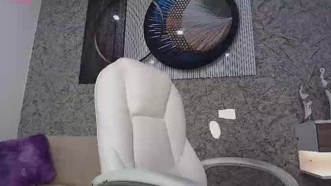 independent model online show from February 25, 5:27 pm