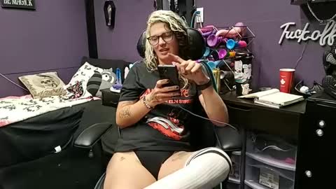Snapshot of oddywithabody chatting on September 26, 9:17 am Oddy With A Body online show from September 26, 9:17 am