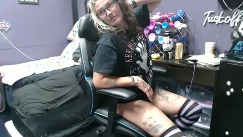 Snapshot of oddywithabody chatting on October 15, 6:27 am Oddy With A Body online show from October 15, 6:27 am