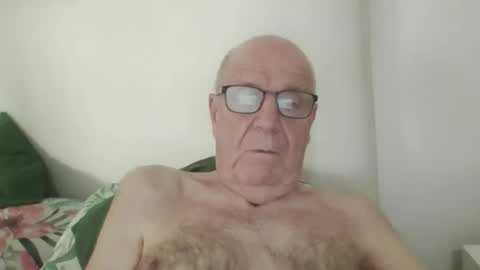 Snapshot of oggi95 chatting on October 18, 2:43 pm oggi95 online show from October 18, 2:43 pm
