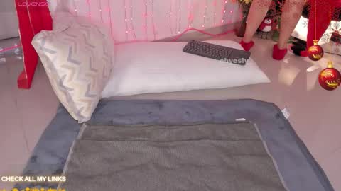 ohyesly_ online show from December 17, 10:11 am