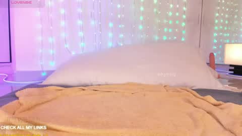 ohyesly_ online show from June 11, 1:16 am