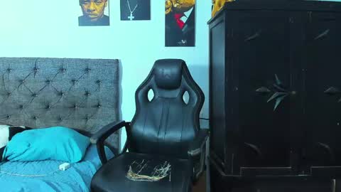 oliver_smith_2 online show from April 19, 6:43 pm