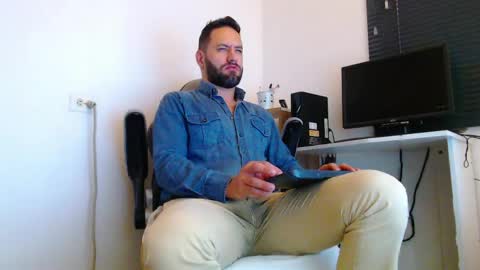 oliver online show from April 7, 2:30 pm