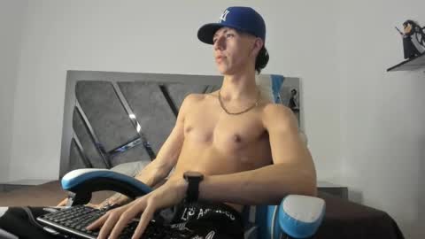 oliverthompson_01 online show from January 3, 7:06 am