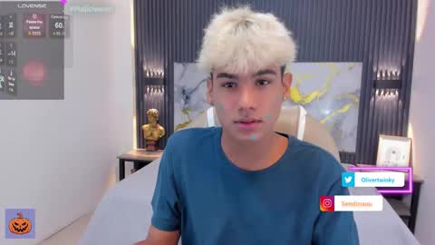 Snapshot of olivertwinky_ chatting on October 4, 2:37 pm Oliver online show from October 4, 2:37 pm