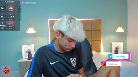 Snapshot of olivertwinky_ chatting on October 8, 9:54 pm Oliver online show from October 8, 9:54 pm