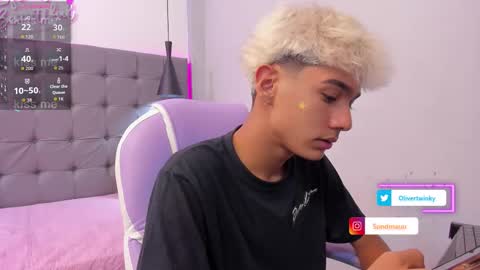 Snapshot of olivertwinky_ chatting on September 23, 5:45 am Oliver online show from September 23, 5:45 am