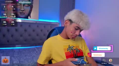 Snapshot of olivertwinky_ chatting on October 5, 2:46 pm Oliver online show from October 5, 2:46 pm