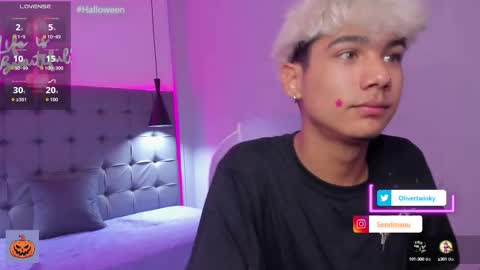 Snapshot of olivertwinky_ chatting on October 13, 5:09 am Oliver online show from October 13, 5:09 am