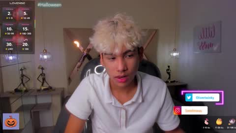 Snapshot of olivertwinky_ chatting on October 20, 3:17 pm Oliver online show from October 20, 3:17 pm