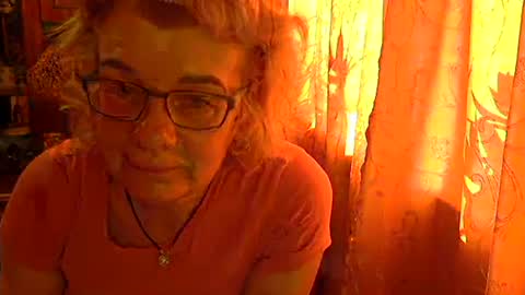 Olivia Mia online show from May 7, 1:40 pm