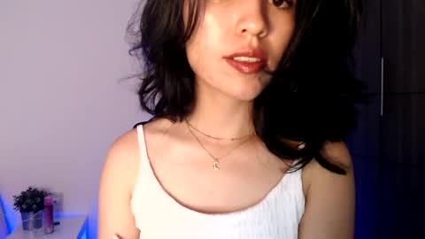 oliviaaa__ online show from February 18, 9:42 pm