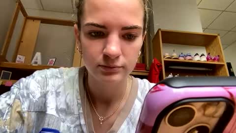 oliviaaraee online show from March 7, 7:14 pm