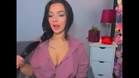 OliviaWomen online show from November 7, 1:24 pm