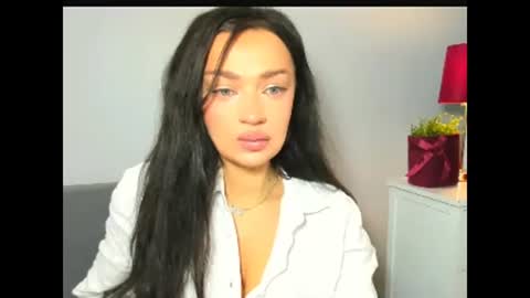 OliviaWomen online show from February 3, 10:30 am