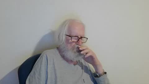 Snapshot of onanister chatting on September 13, 8:11 pm Somewhere over the rainbow online show from September 13, 8:11 pm