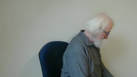 Snapshot of onanister chatting on February 6, 9:00 am Somewhere over the rainbow online show from February 6, 9:00 am