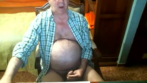 Snapshot of oscarw chatting on December 13, 5:21 pm Oscar online show from December 13, 5:21 pm