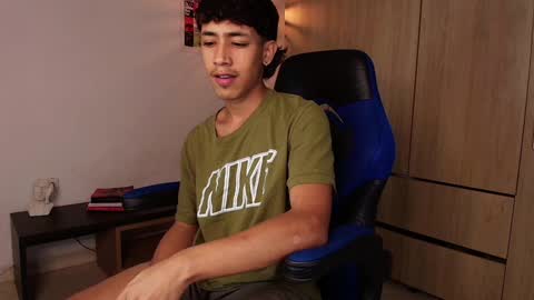 Snapshot of ostin_18hot chatting on January 19, 1:10 am ostin 18hot online show from January 19, 1:10 am