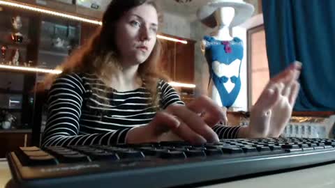 Ella online show from May 12, 7:17 am