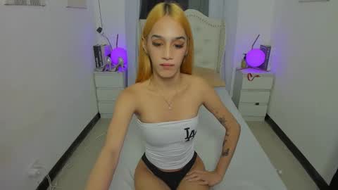 tiny girl wth big one online show from November 17, 9:34 am