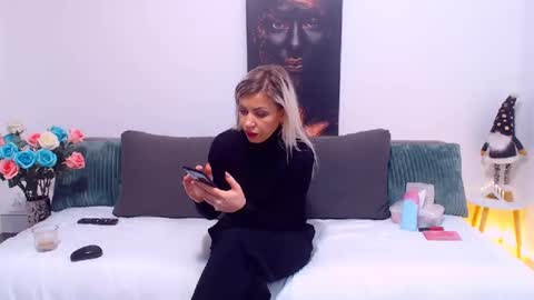 PAMEL ISSY online show from January 24, 3:45 pm